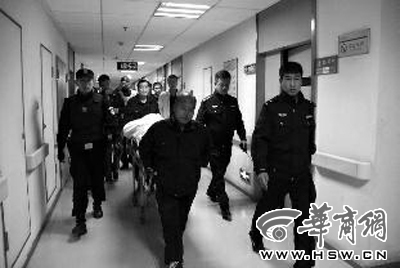 村支书带人打警察被停职刑拘 病床上被戴上手