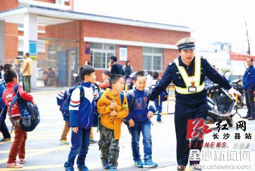 长沙县交警大队设置护学岗已6年 每位一线交警