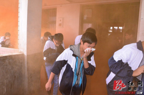 培养学生自我防护能力 新邵八中开展消防应急