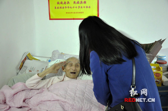 湖南福彩联手《康颐活过100岁》慰问抗战老兵