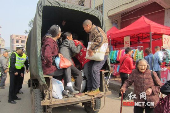 <em>小小</em>三轮车塞进11人 老人<em>身体</em>半悬于车外(图)_