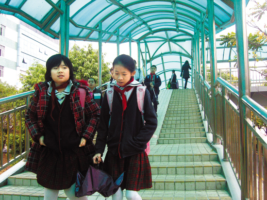 深圳市小学要求冬天必须穿校服裙 <em>女生</em>喊冷_新