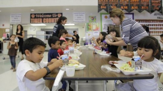 在加利福尼亚州桑厄，参加杰斐逊小学暑期项目的孩子们在学校吃午餐。（图片来源网络）