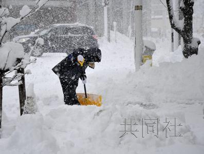 台媒:北海道遇暴风雪天气 致1人死300架航班停