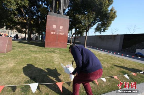 上海民众自发为踩踏事件逝者献花 登高为伤者