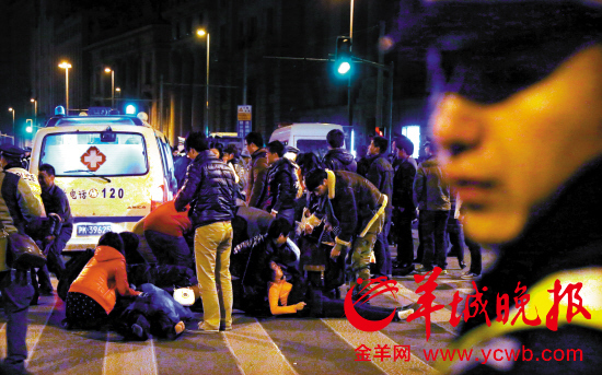 上海外滩踩踏事件致36死警方与撒钱无关
