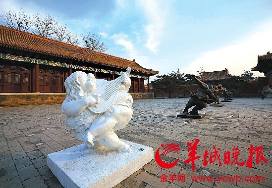 许鸿飞雕塑展今日亮相紫禁城太庙 肥女"突围"进宫