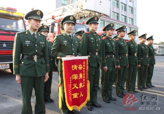 衡东一退休职工散步掉垃圾坑被消防官兵救起