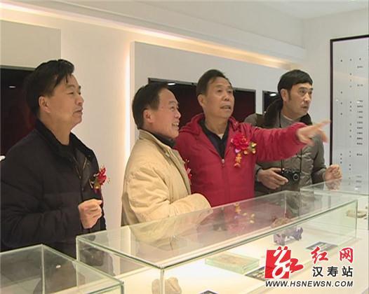 书法家李兴亮现场泼墨 红网汉寿站1月19日(通讯员 饶晔)1月18日上午