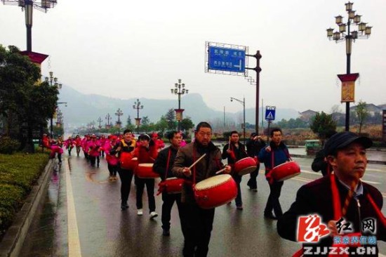 新春上班第一天:武陵源社区居民为政府送花灯
