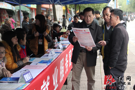 临武:万余就业岗位让求职者沐春风