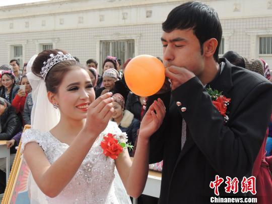 新疆拜城元宵节办集体婚礼 趣味游戏热闹乡镇
