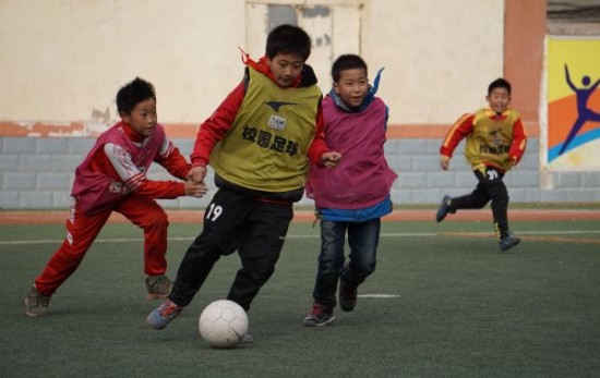 港媒:足球教材将进中国校园 注重培养意志品质