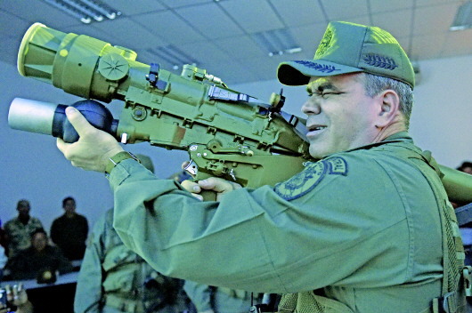 14日,在加拉加斯,委内瑞拉国防部长洛佩斯操作萨姆18地对空导弹.