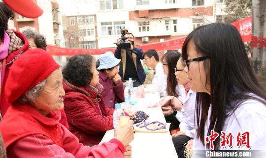天津医大千名志愿者街道注册 十余医疗服务队