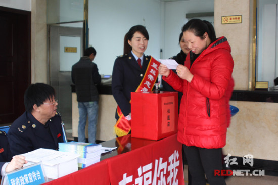 【湘潭】税法知识有奖答题引爆韶山地税大厅