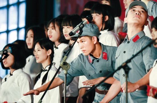 中学艺术节学生做主 扮红军唱红歌_新浪新闻