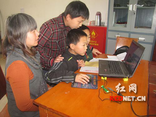 湘乡53岁乡村女教师建网站带学生玩游戏