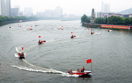 醴陵民兵演练防汛救灾 在渌江河道城区段劈波