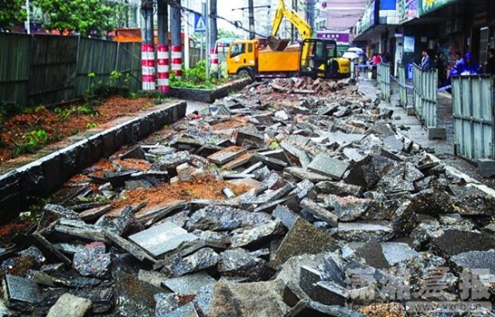 长沙定王台大厦旁藏十多米深坑(图)