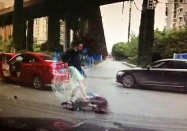 港媒关注成都女司机变道遭暴打：6成网民称活该