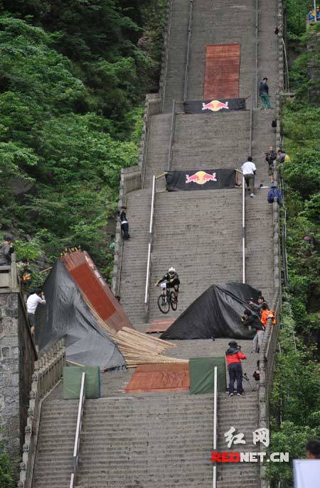 天门山天梯速降赛震撼落幕 观众直呼"要崩溃"