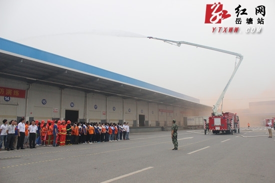 岳塘消防大队举行大型物流仓储场所灭火救援实