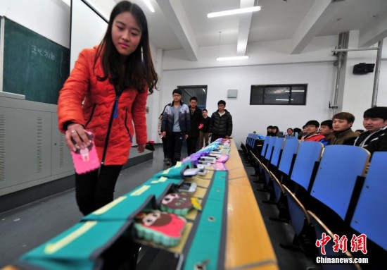 港媒:内地家长带子游园玩手机 孩子走失不自知