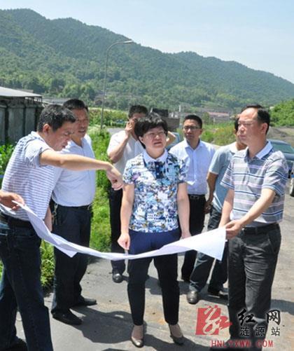 涟源市委书记谢学龙(前排右二,市委常委,市委办主任谢永东(右一)在