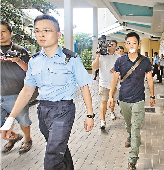 香港一名便衣警员在参予制服失常汉时被打甩牙齿.图自香港《文汇报》