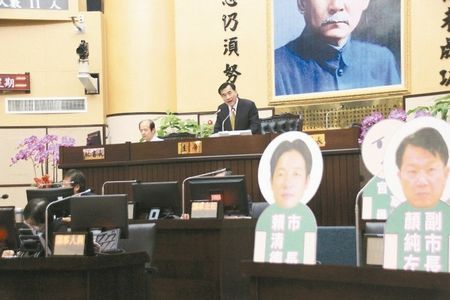 台南市长赖清德拒进议会 议员制人形立牌质询(图)