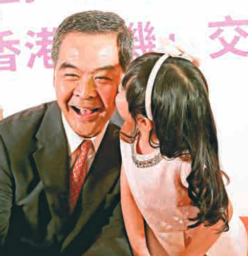 梁振英与年轻人玩自拍 获<em>小妹</em>妹亲亲(图)_新