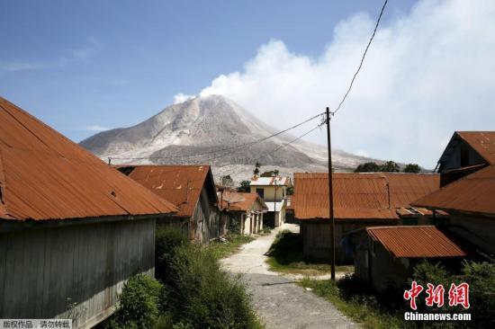 印尼火山持续喷发 巴厘岛等多地机场被迫关闭