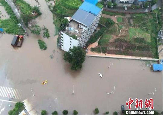 四川泸州暴雨袭城 城市内涝高速关闭