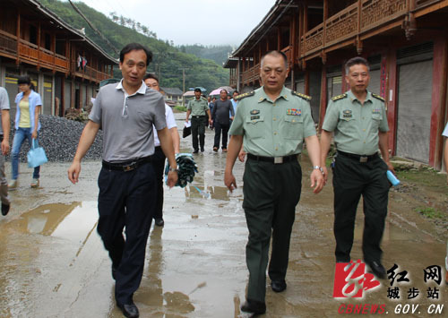 邵阳市军分区政委陈华,司令员王如兵率市军分区参谋长肖建新,政治部