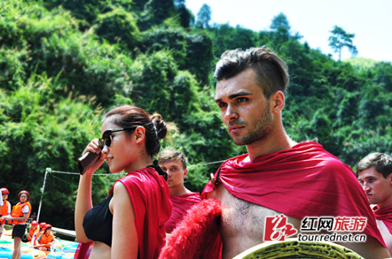 帅气外模变身&ldquo;斯巴达勇士&rdquo;？湖南景区又现另类营销