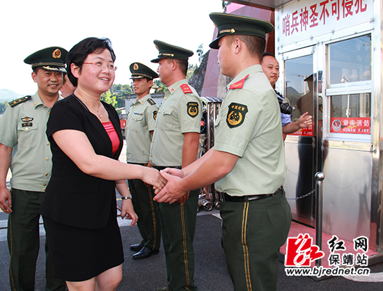 保靖县长杨志慧八一前走访慰问消防武警官兵