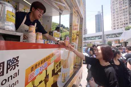港式奶茶诞生100周年 香港流动奶茶车免费派发