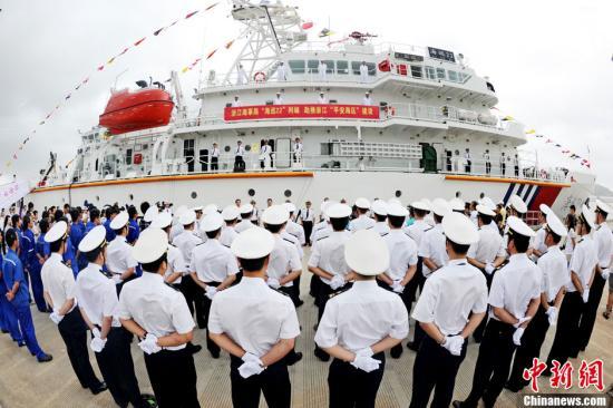 8月22日，浙江吨位最大、装备最先进的“海巡22”船列编浙江海事局。该船总长86米，型宽13.6米，满载排水量约2700吨，最大航速18节，续航能力5000海里，造价近2亿元人民币。据悉，该船为中国海事系统第四大海巡船，具备在中国南海以及钓鱼岛海域巡航能力。中新社发 华志波 摄