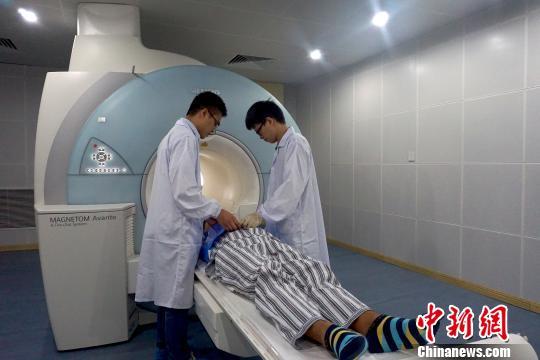 中国科学家点亮首例病人肺部全过程(组图)