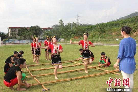 越南归侨子女竹竿舞队延续中越"特殊礼物"