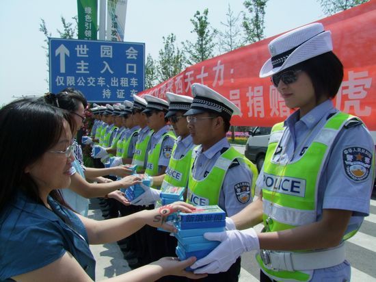 西安世园会交警与小蜜蜂获赠消暑佳品