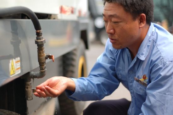 梁军生对清扫车水箱和喷水头间的水管进行了改造