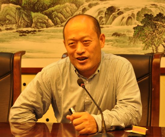 环保部宣教中心主任贾峰做主题报告《21世纪中国青年的环境责任》