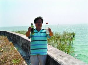 2011年10月吴立红从太湖提取的水样（左）与清水（右）对比。