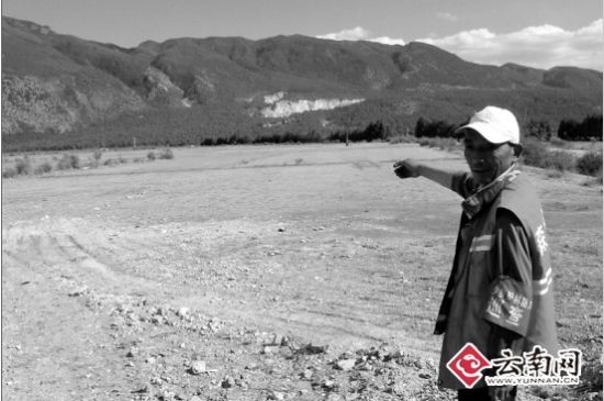 村民指着草地说，目前已禁止教练车进入。