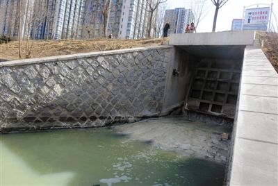 嘉铭园一侧的排水口。嘉铭园小区的生活污水排入北小河，入水口的河道河水呈双色，泾渭分明。本报记者 尹亚飞 摄