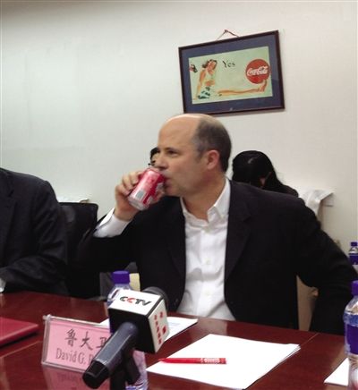 5月4日，鲁大卫在媒体沟通会上，不时拿起罐装可口可乐饮下一口。新京报记者 李静 摄