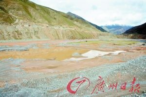 采砂场在通天河中留下巨大的砂坑。