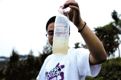 达尔问环境研究所工作人员收集的污水。本报记者朱嘉磊摄